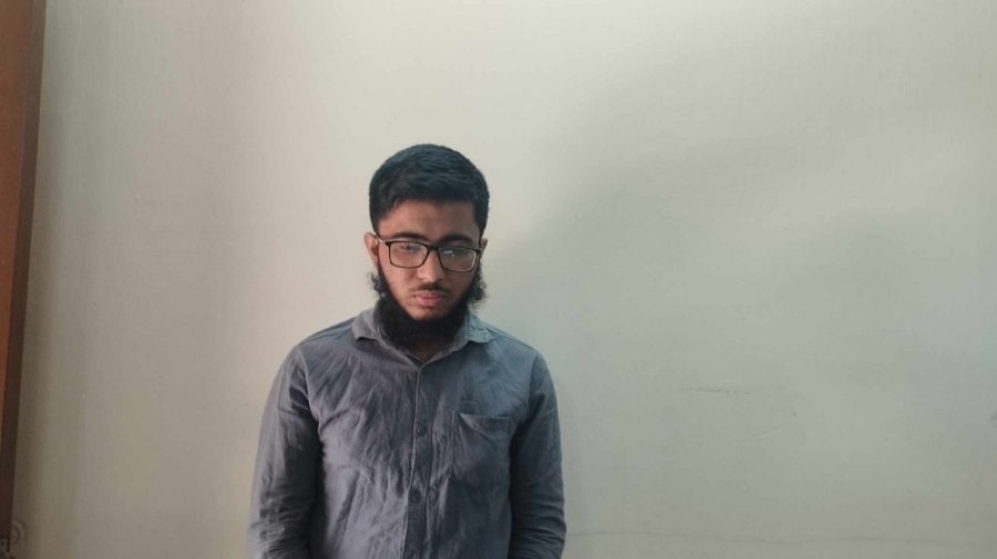 ভর্তি পরীক্ষার খাতার নিচে মোবাইল রেখে গুগল থেকে উত্তর লিখছিলেন শিক্ষার্থী